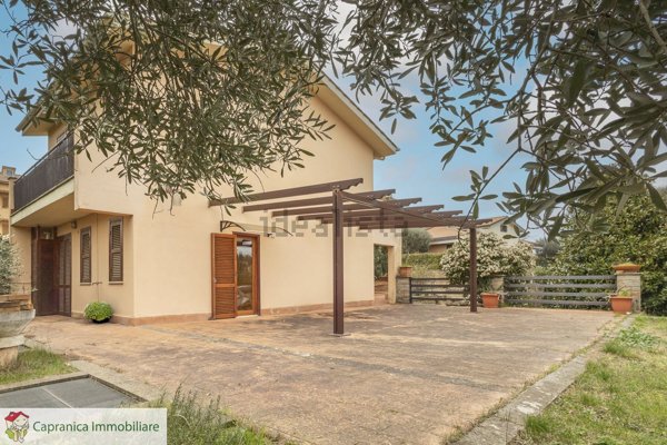 casa indipendente in vendita a Capranica