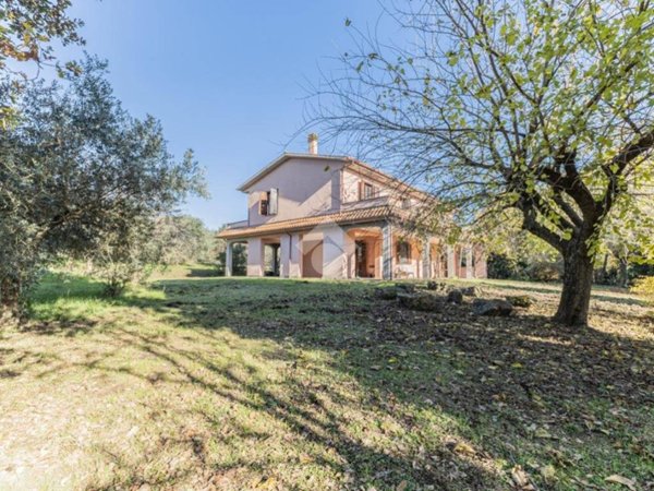 casa indipendente in vendita a Capranica