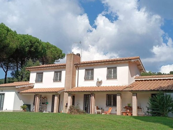 casa indipendente in vendita a Capranica