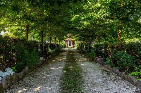 casa indipendente in vendita a Capranica