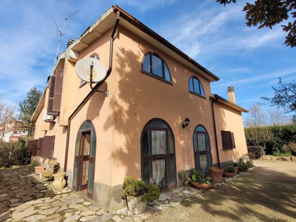 casa indipendente in vendita a Capranica