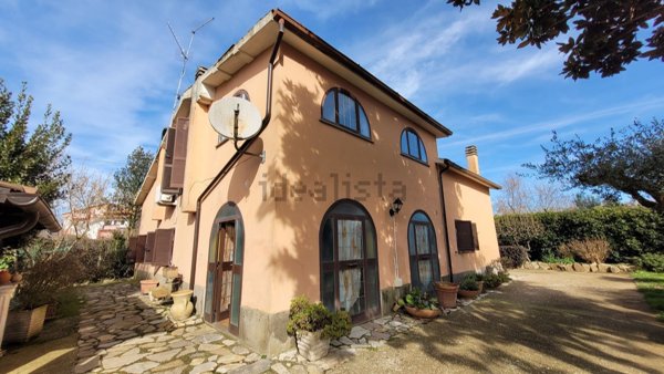 casa indipendente in vendita a Capranica