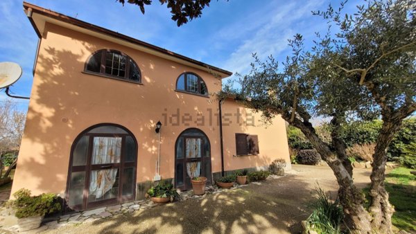 casa indipendente in vendita a Capranica