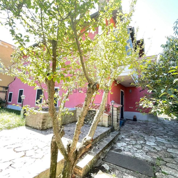 casa indipendente in vendita a Capranica