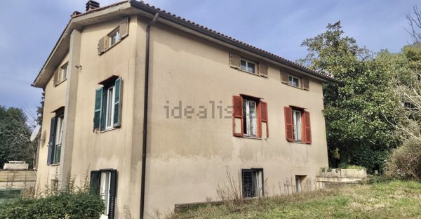 casale in vendita a Capranica
