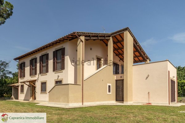 casa indipendente in vendita a Capranica