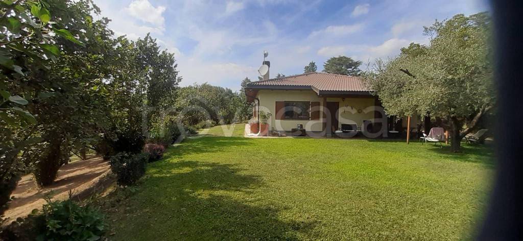 casa indipendente in vendita a Capranica