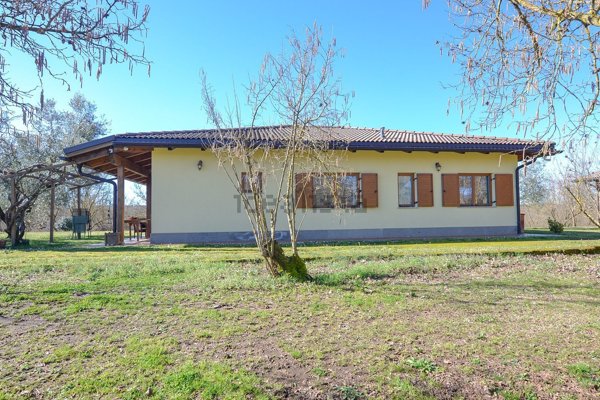 casa indipendente in vendita a Capranica