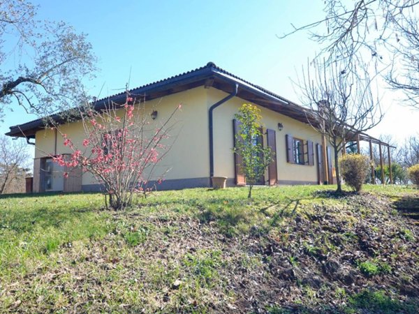 casa indipendente in vendita a Capranica