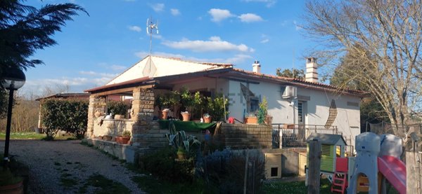 casa indipendente in vendita a Capranica