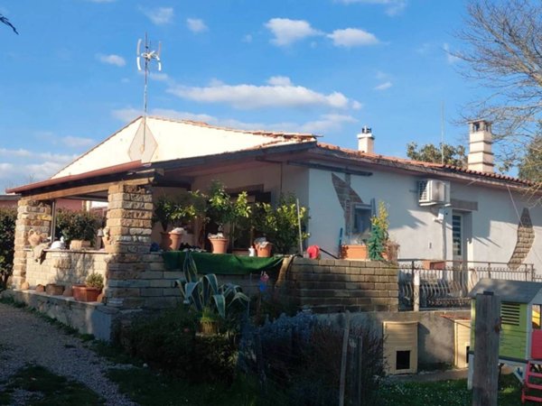 casa indipendente in vendita a Capranica