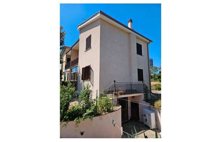 casa indipendente in vendita a Capranica in zona Capranica Scalo