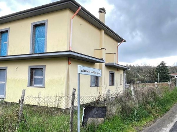 casa indipendente in vendita a Capranica