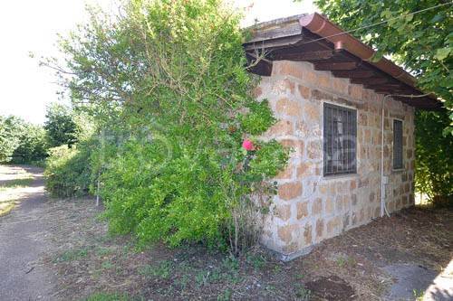 locale di sgombero in vendita a Capranica in zona Querce d`Orlando