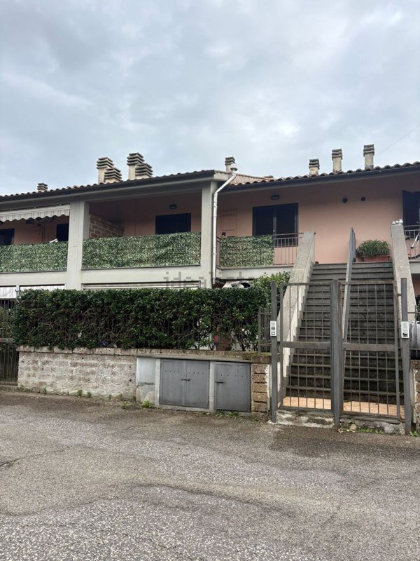 appartamento in vendita a Capranica in zona Capranica Scalo