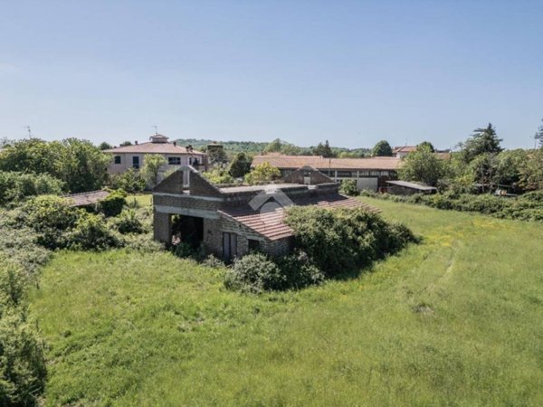 casa indipendente in vendita a Capranica