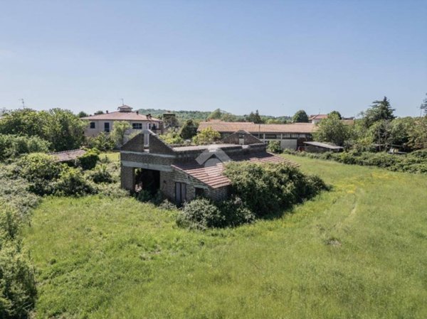 casa indipendente in vendita a Capranica