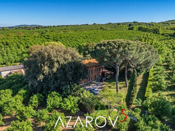 casa indipendente in vendita a Capranica
