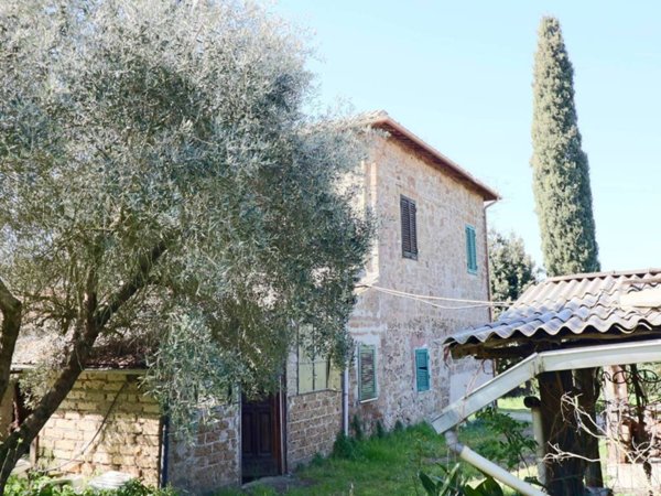 casa indipendente in vendita a Capranica