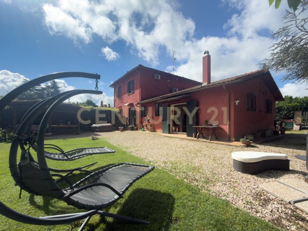 casa indipendente in vendita a Capranica