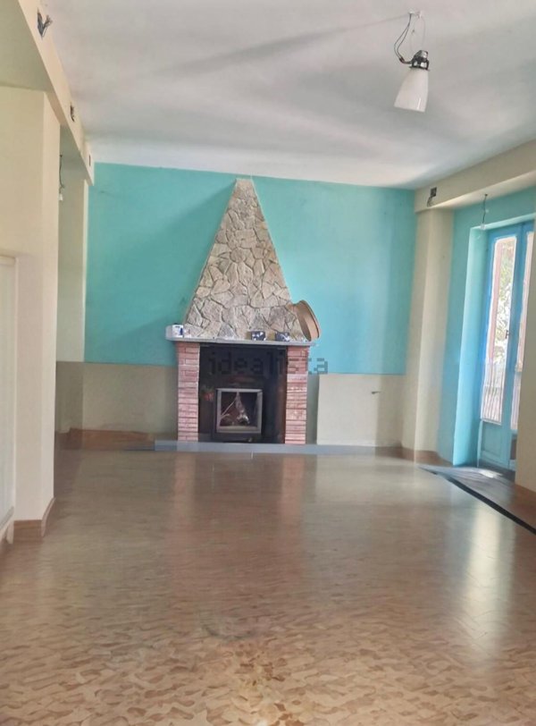 casa indipendente in vendita a Capranica