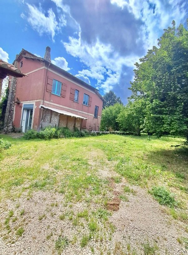 casa indipendente in vendita a Capranica