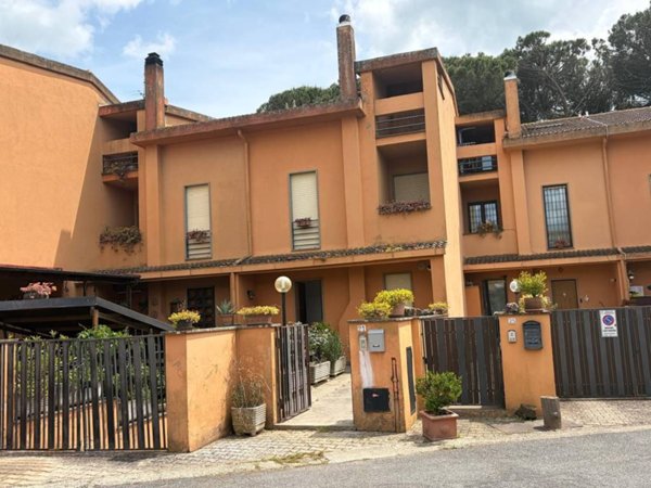 casa indipendente in vendita a Capranica