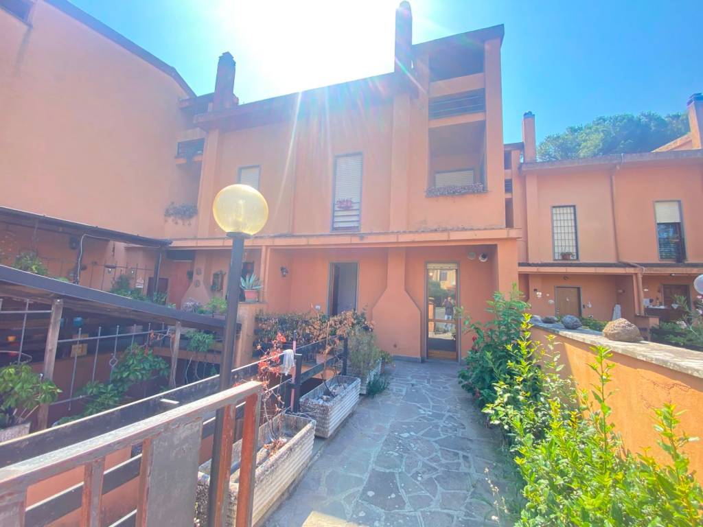 casa indipendente in vendita a Capranica