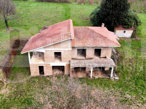 casale in vendita a Capranica