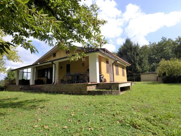 casa indipendente in vendita a Capranica in zona Vico Matrino