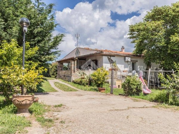 casa indipendente in vendita a Capranica