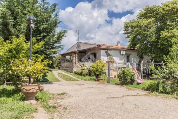 casa indipendente in vendita a Capranica