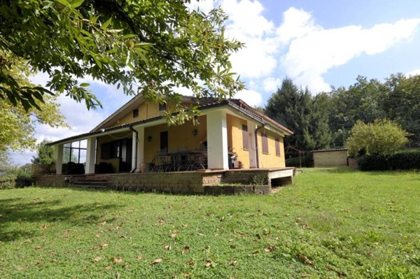 casa indipendente in vendita a Capranica