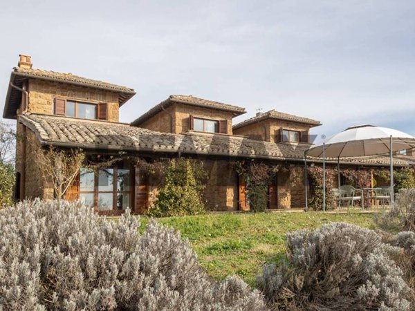 casa indipendente in vendita a Capranica