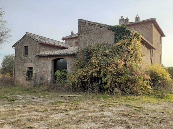 casale in vendita a Capranica in zona Vico Matrino