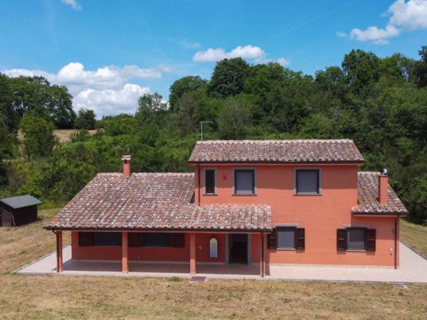 casa indipendente in vendita a Capranica in zona Vico Matrino