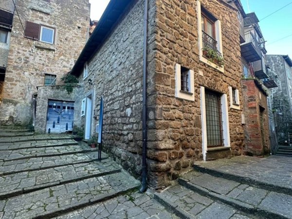 casa indipendente in vendita a Capranica