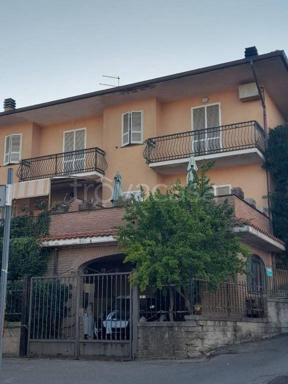 casa indipendente in vendita a Caprarola