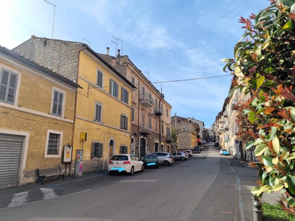 locale di sgombero in vendita a Caprarola