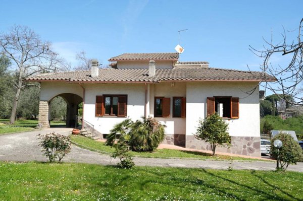 casa indipendente in vendita a Caprarola