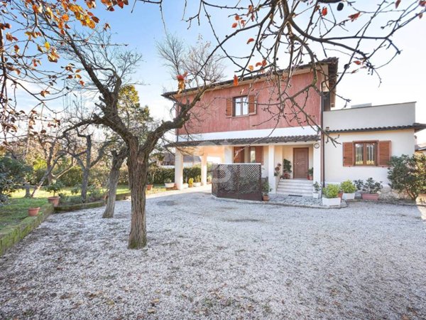 casa indipendente in vendita a Caprarola