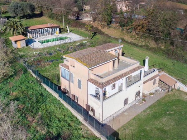 casa indipendente in vendita a Caprarola