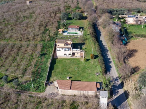 casa indipendente in vendita a Caprarola