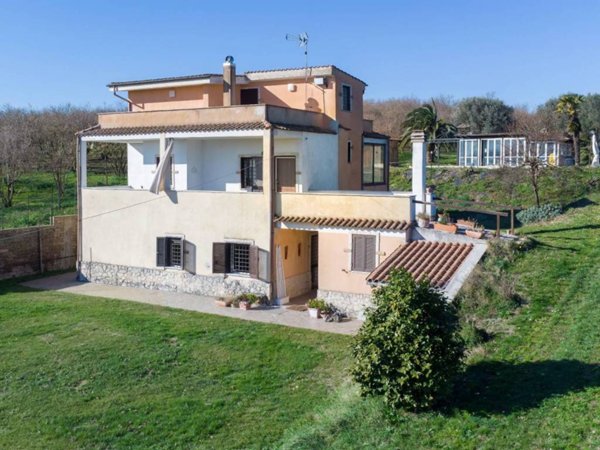 casa indipendente in vendita a Caprarola