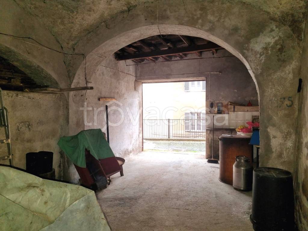 locale di sgombero in vendita a Caprarola