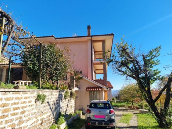 casa indipendente in vendita a Caprarola