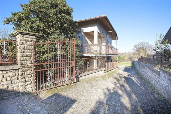 casa indipendente in vendita a Caprarola