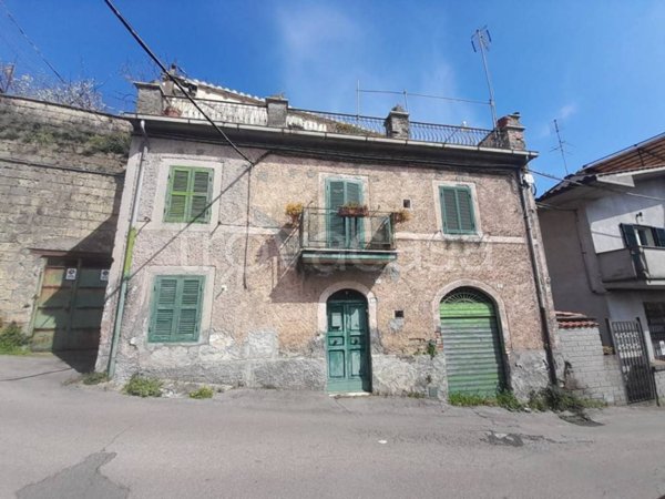 casa indipendente in vendita a Caprarola