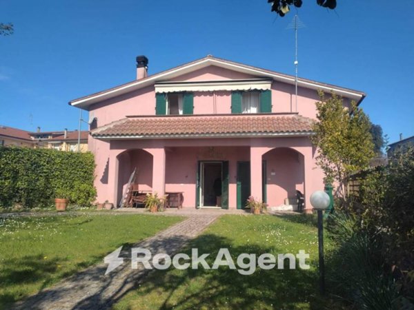 casa indipendente in vendita a Caprarola