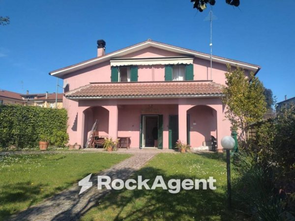 casa indipendente in vendita a Caprarola